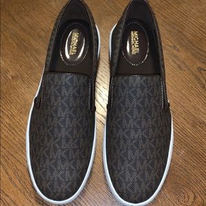 MICHAEL KORS Keaton slip-on signature .
